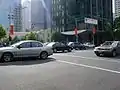 3.二段階右折の車列の右折が完了したら、交差する道路の車列が発進する