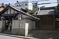 山門（右）、北向不動尊拝殿（左）