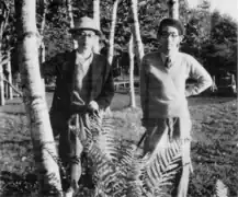 軽井沢での堀辰雄(右)と川端康成(左)(1943年)