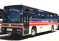 4285路線バスと同様の色の組み合わせで塗り分けが異なる