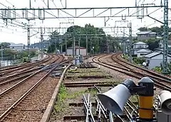 堀ノ内駅浦賀方の配線。左手奥が本線浦賀、右手奥が久里浜線三崎口に向かう(2010年8月)