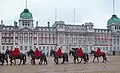 ホース・ガーズの建物とその前を行進するライフガーズ連隊。