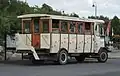 番外: 足跡柄のバス