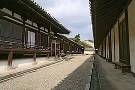 法隆寺聖霊院(左手前)の亀腹