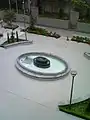 富士見坂校舎のフランス式噴水庭園。夜にはライトアップされる。