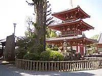 三重塔。左は中野町役場跡碑