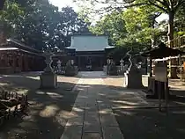 当社の境内、右手前に手水舎、奥の中央に拝殿とその左側に社務所