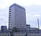 ホテルメッツ田端（右側の背の低い建物はJR貨物田端信号場駅庁舎）