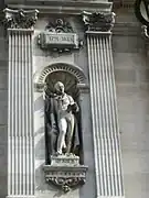 パリ市庁舎の全身像