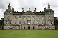 ノーフォークにあるチャムリー侯爵チャムリー家の邸宅ホートン・ホール(英語版)。1722年に英国初代首相ロバート・ウォルポールが建設した邸宅でパッラーディオ・リバイバル時代の代表的な邸宅。