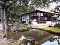 山門入って左の庭