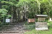 起点、反対側は鳳来寺への石段
