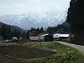 民家の背後から