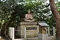 昭和初期に法山寺二十世嶬堂和尚によって建立された源義朝像