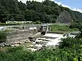 千曲川に沿って走る小海線のキハ110系列車（2010年7月 小海駅 - 馬流駅間）