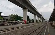 駅構内(奥がエアポート・レール・リンクのフアマーク駅)