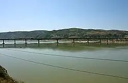 山西省忻州市河曲県側から望む華蓮黄河大橋。黄河の対岸は府谷県