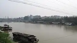 市街地を流れる潢河