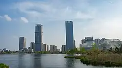 双清湾公園北岸からの眺め
中央:建設中の240m華潤・阜陽シティクロッシング
右:阜陽シアター