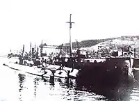 1917年に撮影された潜水母艦時代の「ワスカル」。右舷側にH級潜水艦が停泊している。