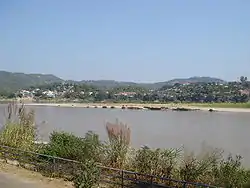 フアイサーイの町とメコン川