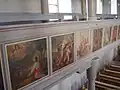 ギャラリーの欄干に掲げられた絵画