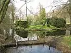 ヒュッフェ城館庭園の墓地の小島