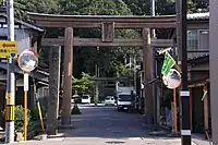 吹浦口之宮 一の鳥居奥には二の鳥居が見える。二の鳥居から続く急な階段を上るとテンプレート画像の拝殿と本殿がある。