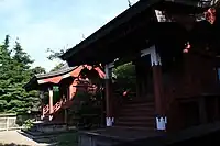 吹浦口之宮 本殿2つ並んだ本殿の内、手前にあるのが大物忌神、奥が月山神である。2神を祀る特徴的なこの配置が、両所宮と称される所以である。