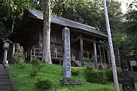 吹浦口之宮 下拝殿二の鳥居の直ぐ近くにある下拝殿。急な階段を上って本殿まで行かず、ここで参拝することもできる。手前の石柱は北畠顕信祈願の碑。