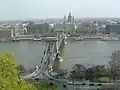 王宮から望む鎖橋