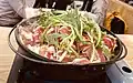 中国雲南省の火鍋、大量な野菜や肉が特徴。