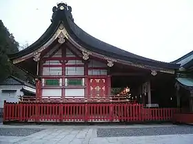 流造(側面) 伏見稲荷大社本殿(重文)(京都府京都市)