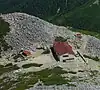 笠ヶ岳山頂方面から望む笠ヶ岳山荘