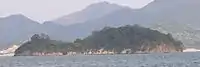 左（北）が広島県、右（南）が愛媛県。愛媛県側から撮影。