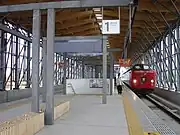 駅構内。特急にちりん22号(485系)が停車中(2007年4月)