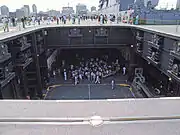 甲板の上から見たエレベーターと格納庫