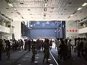 甲板の下にある格納庫から前部エレベーターを見る