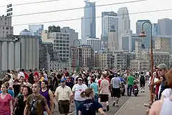 市内にある別の橋 (Stone Arch Bridge (Minneapolis)) からの見物人