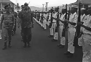 水兵と海軍准将（左端、トラン・バン・チョン）。（1969年9月）