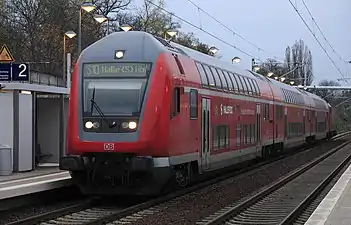オールブリヒ街駅で停車するS10列車（2013年）