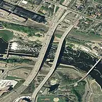 I-35W橋（中央左）と10thアベニュー橋（中央右）。2004年撮影