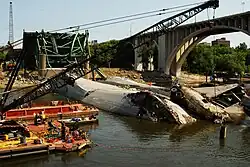 復旧作業でアメリカ海軍の潜水士が米国陸軍工兵隊のはしけから潜水する様子。