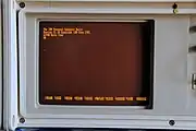 アンバー色のディスプレイ。IBMポータブルPC（1984年発売）のもの。