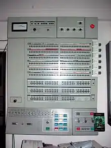 System/360 Model 65 のオペレータ用コンソール。レジスタの内容を示すランプ群とトグルスイッチ群と緊急用の赤い大きなスイッチ(右上端)が見える。