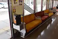 整理券発行機と半自動ドアボタン