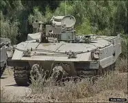サムソンRWS、防弾ガラス製の視察塔、メルカバ型履帯を装備したアチザリット後期型、2016年。