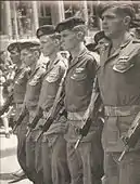 UZIを手に整列する第35空挺旅団の兵士（1958年）
