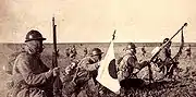 満州事変における軍旗（右）。日章旗（左）とともに