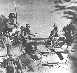 九五式軍刀を抜刀し突撃する下士官(1940年、日中戦争)